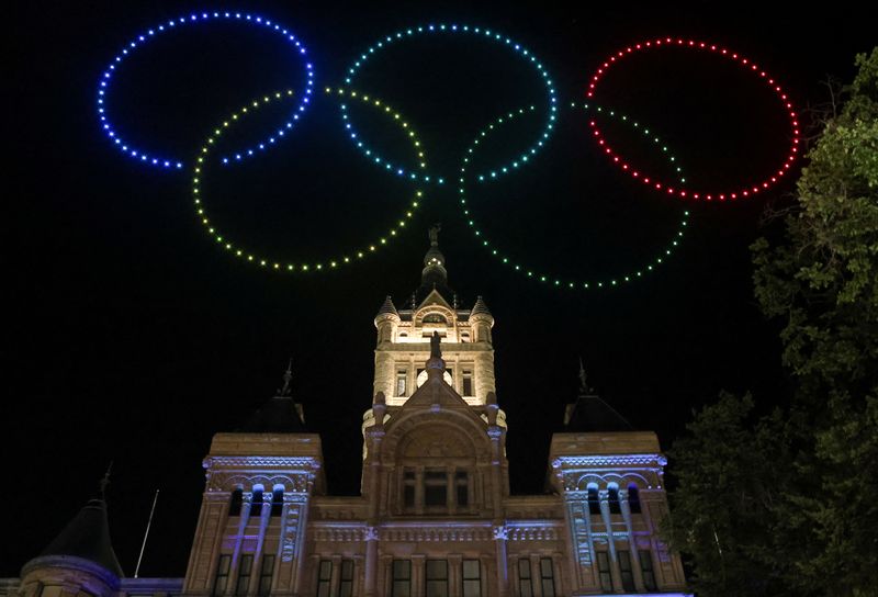 © Reuters. Drones form the olympic rings, over the Salt Lake City and County Building, during a show, as people celebrate the announcement that Salt Lake City is officially awarded the rights to host the 2034 Winter Olympic and Paralympic Games, in Salt Lake City, Utah, U.S., July 24, 2024. REUTERS/Jim Urquhart