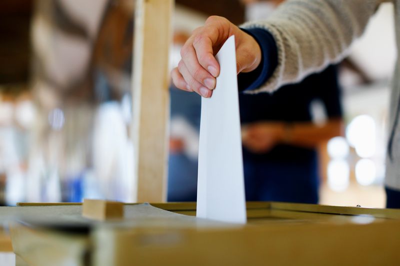 &copy; Reuters. Una persona vota per le elezioni politiche ad Aquisgrana, in Germania, il 26 settembre 2021. REUTERS/Thilo Schmuelgen/