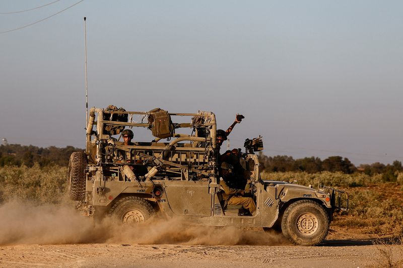 &copy; Reuters. Soldati israeliani viaggiano a bordo di un veicolo militare, durante il conflitto tra Israele e Hamas, al confine tra Israele e Gaza, in Israele, 23 luglio 2024. REUTERS/Amir Cohen/