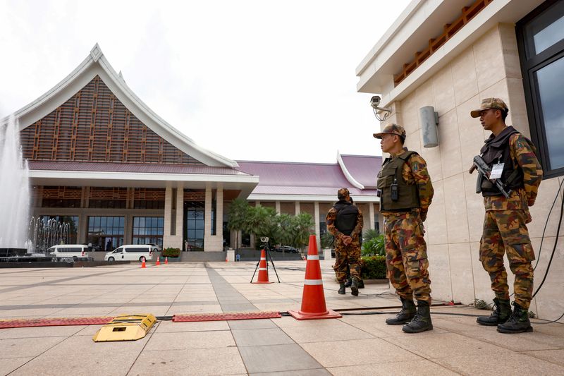 © Reuters. Security personnel keep watch at the entrance before the upcoming 57th ASEAN Foreign Ministers' Meeting (AMM) at National Convention Center, in Vientiane, Laos, July 24, 2024. REUTERS/Chalinee Thirasupa