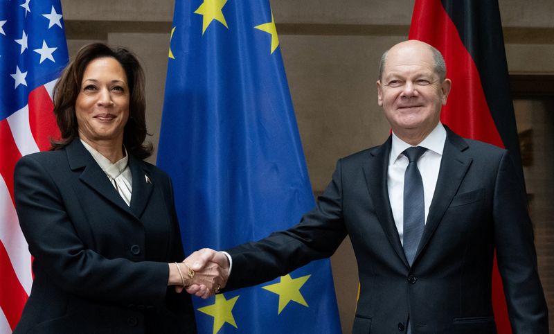 © Reuters. U.S. Vice President Kamala Harris shakes hands with German Chancellor Olaf Scholz during the Munich Security Conference (MSC) in Munich, Germany February 17, 2024. Sven Hoppe/Pool via REUTERS