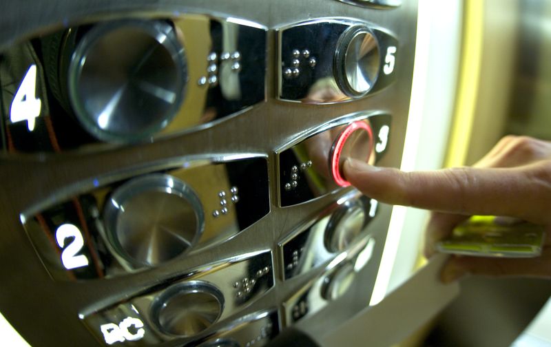 &copy; Reuters. FILE PHOTO: A woman uses an elevator in a Paris' office October 22, 2008. REUTERS/Mal Langsdon/File Photo