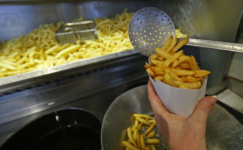 &copy; Reuters. A file photo of a person preparing fries, December 4, 2014. REUTERS/Yves Herman/File Photo