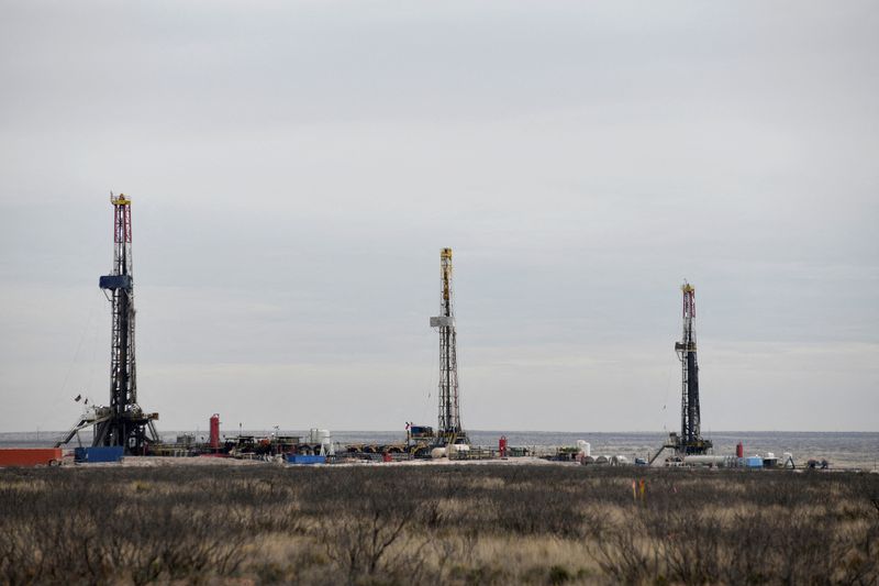 © Reuters. FILE PHOTO: Drilling rigs operate in the Permian Basin oil and natural gas production area in Lea County, New Mexico, U.S., February 10, 2019. Picture taken February 10, 2019.    REUTERS/Nick Oxford/File Photo