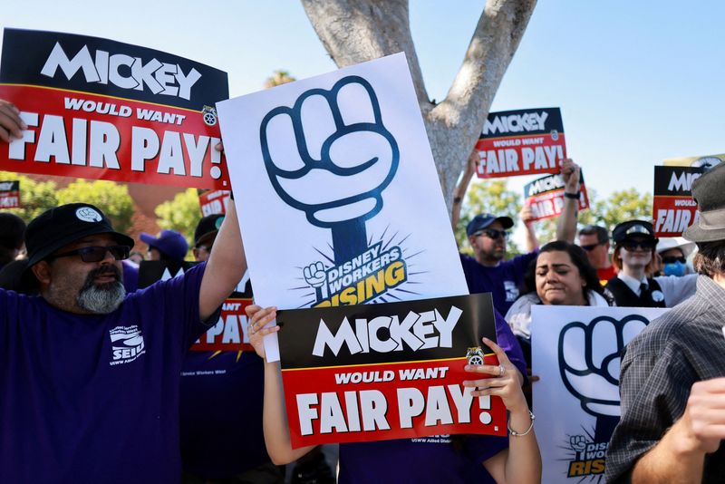 &copy; Reuters. Trabalhadores da Disney realizam protesto trabalhista, em Anaheim, Estados Unidosn17/07/2024nREUTERS/David Swanson