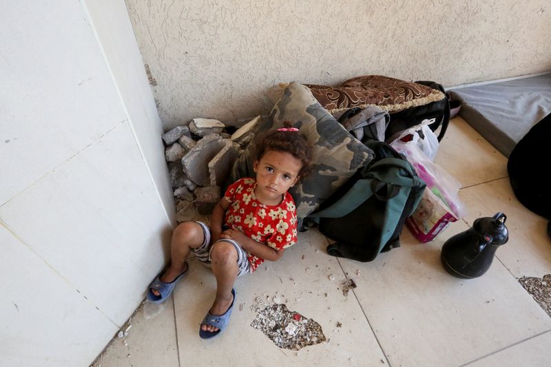 © Reuters. A child looks on as displaced Palestinians, who fled their houses due to Israeli strikes, take shelter, amid the ongoing conflict between Israel and Hamas, in Khan Younis in the southern Gaza Strip, July 24, 2024. REUTERS/Hatem Khaled