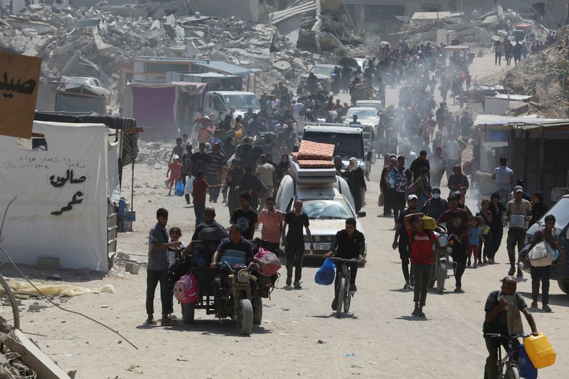 © Reuters. FILE PHOTO: Palestinians flee the eastern part of Khan Younis as they make their way after they were ordered by Israeli army to evacuate their neighborhoods, amid Israel-Hamas conflict, in Khan Younis in the southern Gaza Strip July 22, 2024. REUTERS/Hatem Khaled/File Photo