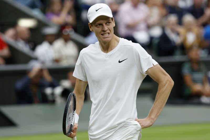 &copy; Reuters. Londra, Regno Unito; Jannik Sinner (ITA) reagisce dopo aver vinto un punto contro Daniil Medvedev (non nella foto) in un incontro di quarto di finale del singolare maschile nel nono giorno dei Campionati di Wimbledon 2024 all'All England Lawn Tennis Club.