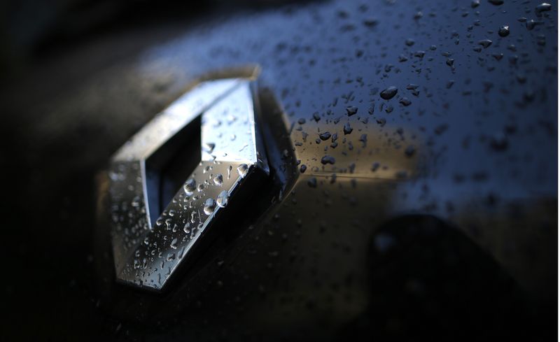 &copy; Reuters. Gocce di pioggia coprono il logo della casa automobilistica francese Renault su un'automobile a Parigi, Francia, 14 gennaio 2016. REUTERS/Christian Hartmann