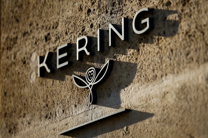 © Reuters. FILE PHOTO: The logo of French luxury group Kering is seen at Kering headquarters in Paris, France, February 13, 2023. REUTERS/Sarah Meyssonnier/File Photo