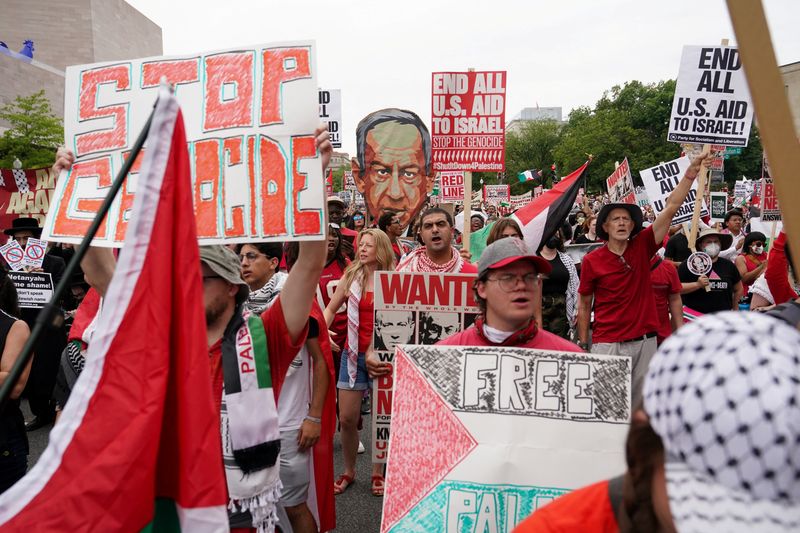 © رويترز.  متظاهرون مؤيدون للفلسطينيين يحتجون في يوم خطاب رئيس الوزراء الإسرائيلي بنيامين نتنياهو أمام اجتماع مشترك للكونغرس، في الكابيتول هيل في واشنطن، الولايات المتحدة، 24 يوليو، 2024. رويترز / ناثان هوارد