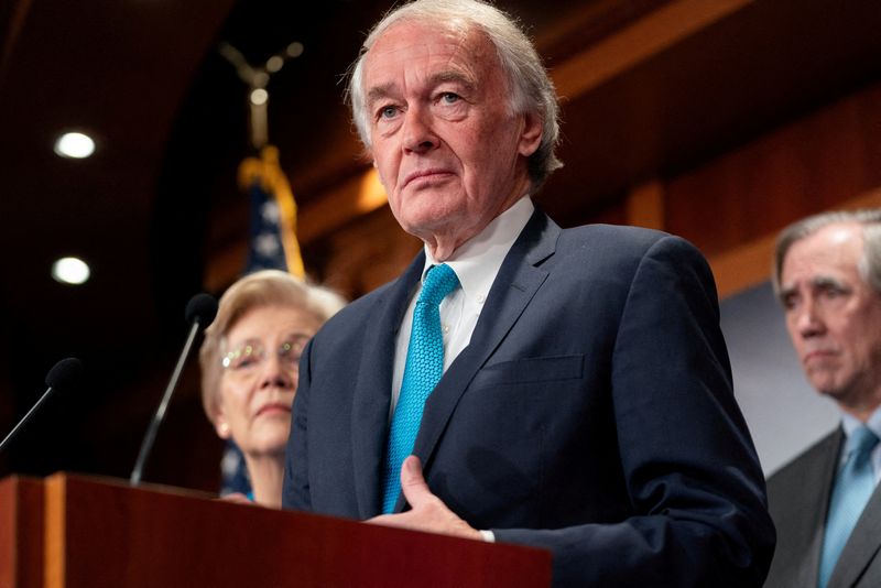 © Reuters. FILE PHOTO: U.S. Senator Edward Markey (D-MA) alongside Senate Democrats speaks during a press conference addressing a new policy that demands recipients of foreign military aid to follow international humanitarian law at the U.S. Capitol in Washington, U.S., February 9, 2024. REUTERS/Nathan Howard/File Photo