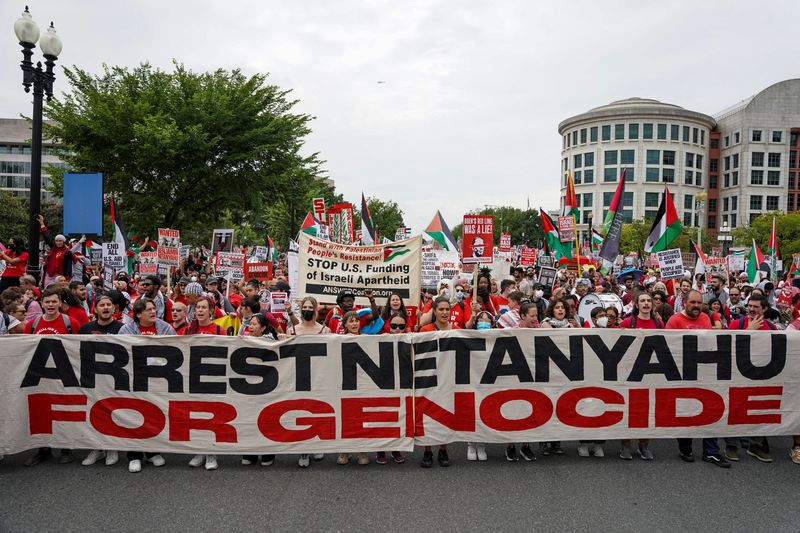 © Reuters. Pro-Palestinian demonstrators protest, on the day of Israeli Prime Minister Benjamin Netanyahu's address to a joint meeting of the U.S. Congress, on Capitol Hill in Washington, U.S., July 24, 2024. REUTERS/Seth Herald