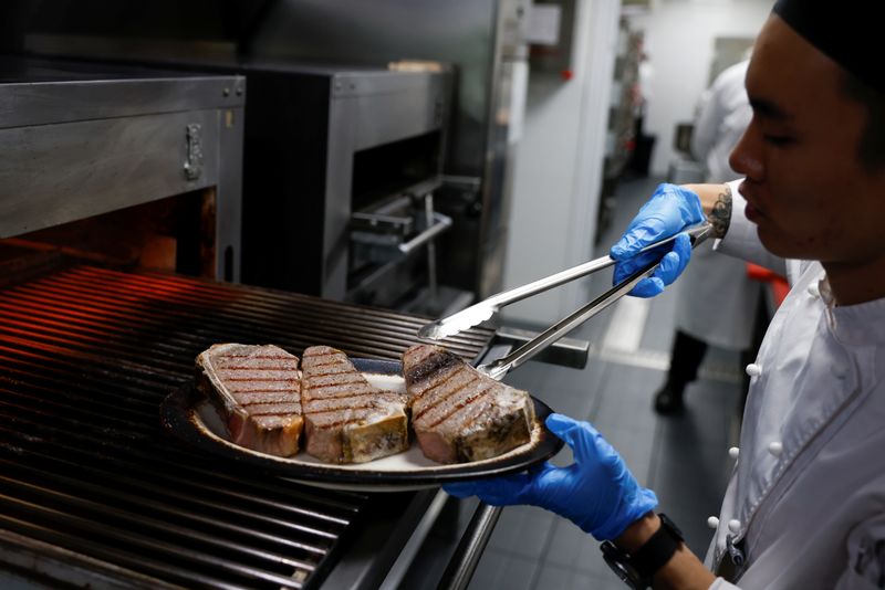 &copy; Reuters. Cozinheiro apronta um bife em Pequimn8/09/2021nREUTERS/Carlos Garcia Rawlins
