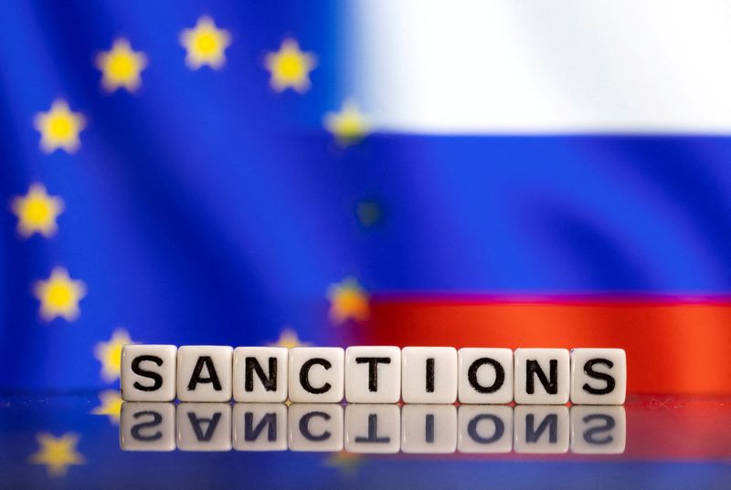 &copy; Reuters. Letras de plástico foram a palavra "sanção", em inglês, em frente a representações das bandeiras da UE e da Rússian25/02/2022nREUTERS/Dado Ruvic