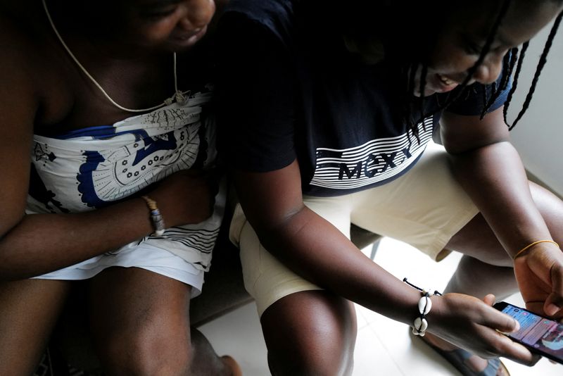 © Reuters. FILE PHOTO: Same-sex couple, Naa Shika, 37, a fetish priestess, and her partner Kay, 27, a human rights activist, sit together during a discussion on the topic of Fiducia Supplicans, a Declaration approved by Pope Francis, that allows Catholic priests to bless same-sex couples, in Accra, Ghana. January 23, 2024. REUTERS/Francis Kokoroko/File Photo