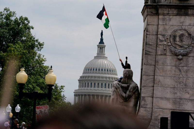 © Reuters. A pro-Palestinian demonstrator waves a Palestinian flag, on the day of Israeli Prime Minister Benjamin Netanyahu's address to a joint meeting of Congress, on Capitol Hill in Washington, U.S., July 24, 2024. REUTERS/Nathan Howard