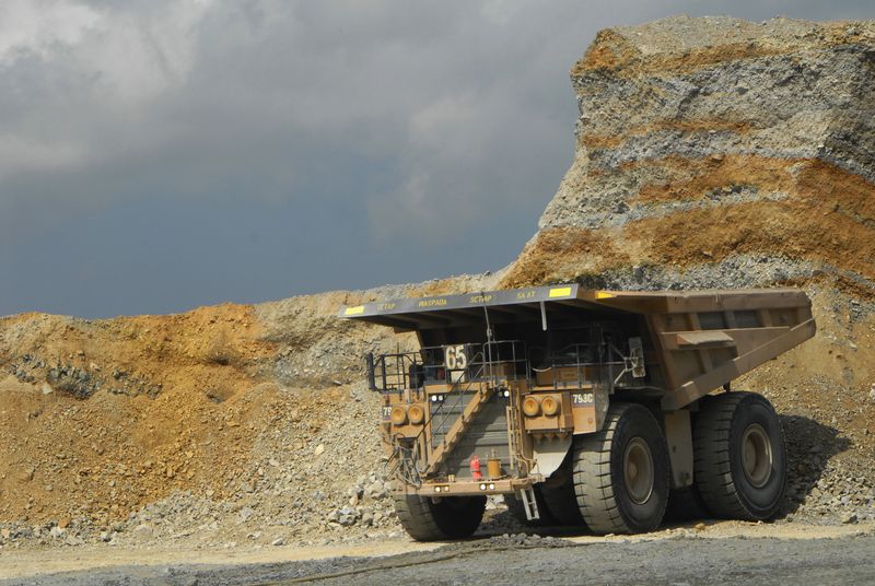 &copy; Reuters. A truck waits for ore at Newmont Mining Corp's copper and gold mine on Indonesia's Sumbawa island September 21, 2012. REUTERS/Neil Chatterjee/ File Photo