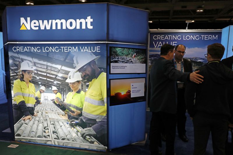 © Reuters. Visitors speak with a representative at the Newmont Corp booth at the Prospectors and Developers Association of Canada (PDAC) annual conference in Toronto, Ontario, Canada March 1, 2020.  REUTERS/Chris Helgren/ File Photo