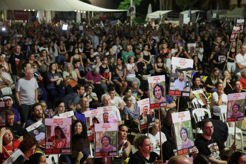 &copy; Reuters. Israelis and hostage families watch a screening of Israeli Prime Minister Benjamin Netanyahu as he addresses Congress on a visit to the U.S., amid the ongoing conflict in Gaza between Israel and Hamas,at the so-called "Hostages Square", in Tel Aviv, Israe