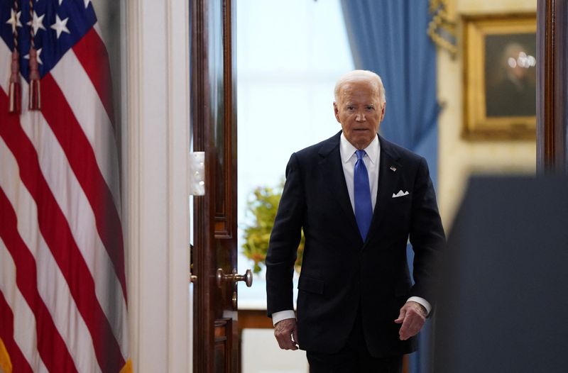 © Reuters. FILE PHOTO: U.S. President Joe Biden walks to deliver remarks after the U.S. Supreme Court ruled on former U.S. President and Republican presidential candidate Donald Trump's bid for immunity from federal prosecution for 2020 election subversion, at the White House in Washington, U.S., July 1, 2024. REUTERS/Elizabeth Frantz/File Photo