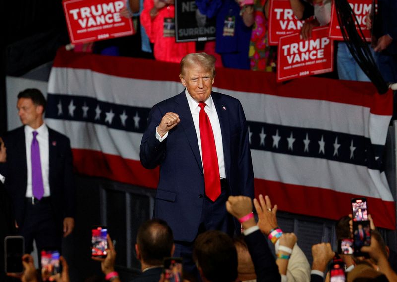 © Reuters. Republican presidential nominee and former U.S. President Donald Trump gestures as he takes the stage during a campaign event in Charlotte, North Carolina, U.S. July 24, 2024.  REUTERS/Marco Bello