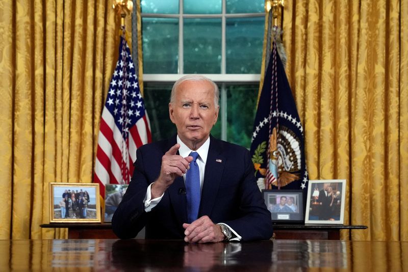 © Reuters. U.S. President Joe Biden addresses the nation from the Oval Office of the White House in Washington, Wednesday, July 24, 2024, about his decision to drop his Democratic presidential reelection bid.     Evan Vucci/Pool via REUTERS