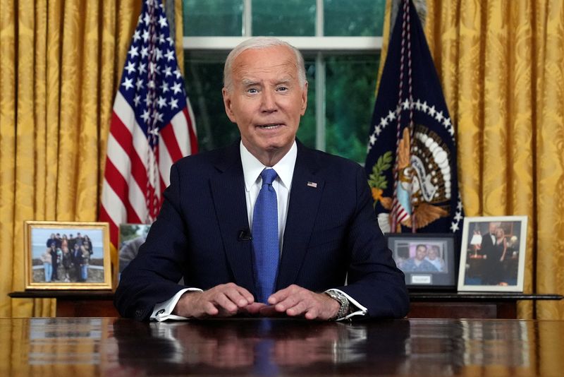 © Reuters. U.S. President Joe Biden addresses the nation from the Oval Office of the White House in Washington, Wednesday, July 24, 2024, about his decision to drop his Democratic presidential reelection bid.     Evan Vucci/Pool via REUTERS    Evan Vucci/Pool via REUTERS