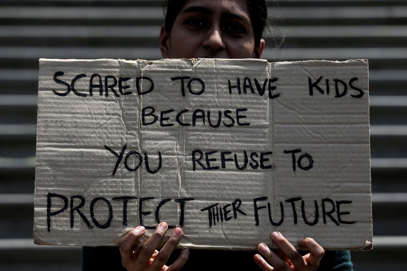 © Reuters. FILE PHOTO: FILE PHOTO: A student takes part in a global protest against climate change in Mumbai, India, March 15, 2019. REUTERS/Francis Mascarenhas/File Photo