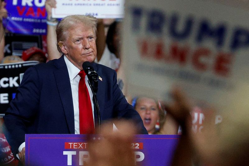 © Reuters. Republican presidential nominee and former U.S. President Donald Trump looks on as he campaigns in Charlotte, North Carolina, U.S. July 24, 2024.  REUTERS/Marco Bello