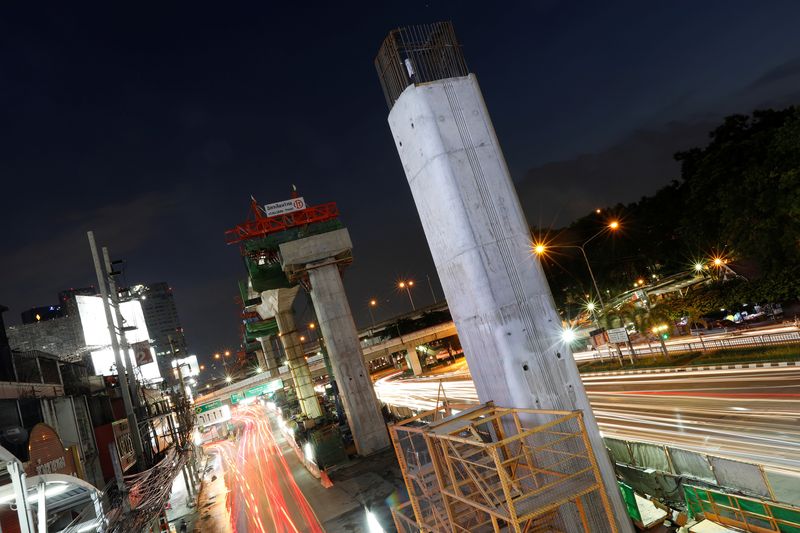 &copy; Reuters. FILE PHOTO: Cars pass a Skytrain (Bangkok Mass Transit System) construction site in Bangkok, Thailand May 13, 2018. REUTERS/Soe Zeya Tun/File photo