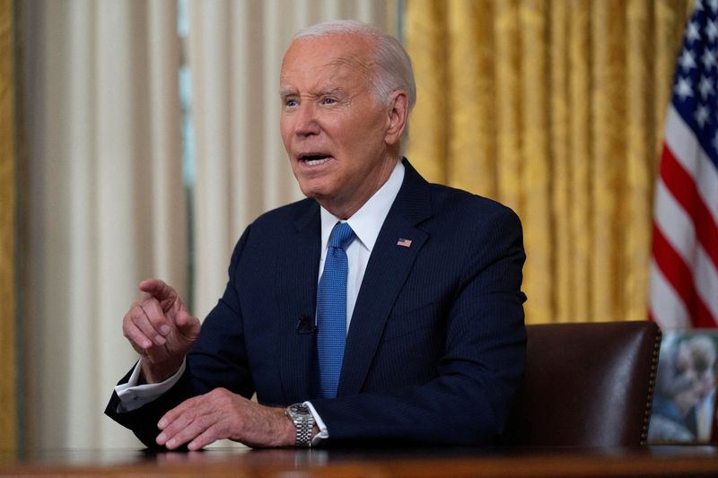 © Reuters. U.S. President Joe Biden addresses the nation from the Oval Office of the White House in Washington, Wednesday, July 24, 2024, about his decision to drop his Democratic presidential reelection bid.     Evan Vucci/Pool via REUTERS