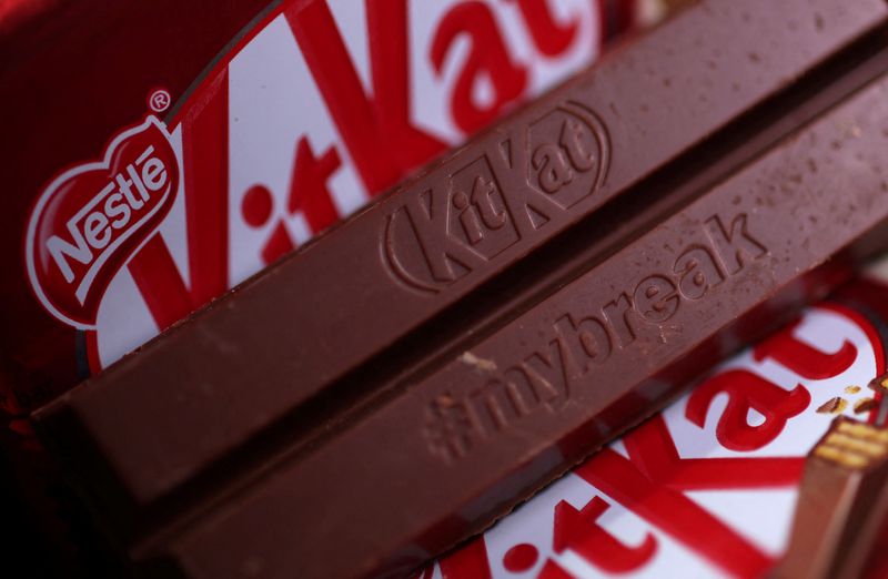 © Reuters. Bars of Kit Kat, a chocolate product manufactured by Nestle, are seen in an illustration picture taken in Manchester, Britain, May 17, 2024. REUTERS/Phil Noble/Illustration