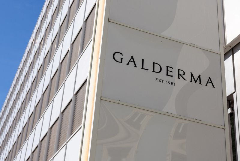 © Reuters. FILE PHOTO: A logo of skin care company Galderma is pictured on the company's offices in Lausanne, Switzerland, March 13, 2024. REUTERS/Denis Balibouse/File Photo