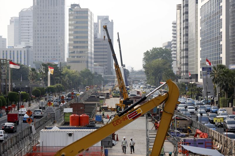 © Reuters. ẢNH TẬP TIN: Công nhân sử dụng máy móc hạng nặng được nhìn thấy đang xây dựng tuyến MRT mới ở trung tâm Jakarta, Indonesia ngày 2 tháng 7 năm 2015. REUTERS/Nyimas Laula/Ảnh tập tin