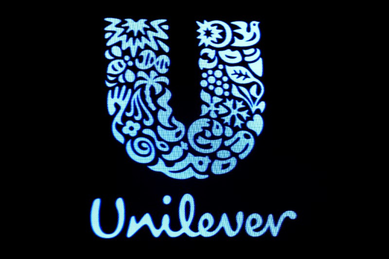 © Reuters. ẢNH TẬP TIN: Logo công ty Unilever được hiển thị trên màn hình trên sàn của Sàn giao dịch chứng khoán New York (NYSE) tại New York, Hoa Kỳ, ngày 17 tháng 2 năm 2017. REUTERS/Brendan McDermid/Ảnh tập tin