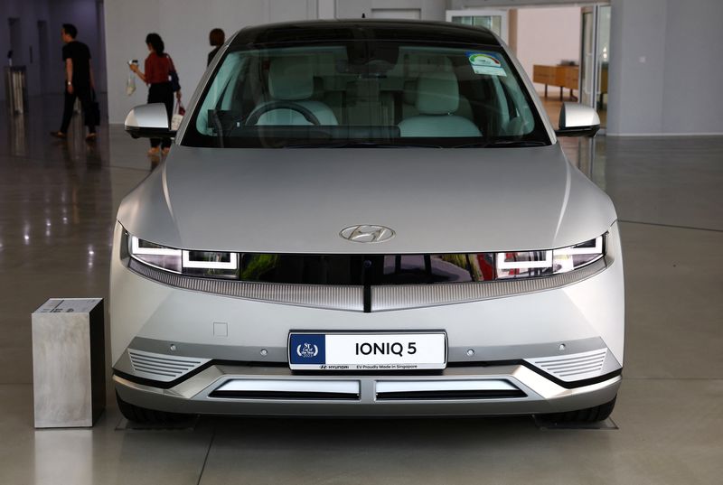 © Reuters. FILE PHOTO: A Hyundai Ioniq 5 electric vehicle is displayed at the Hyundai Motor Group Innovation Center Singapore (HMGICS) in Singapore June 14, 2024. REUTERS/Edgar Su/File Photo