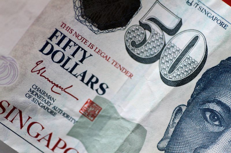 &copy; Reuters. FILE PHOTO: A Singapore dollar note is seen in this illustration photo May 31, 2017. REUTERS/Thomas White/Illustration/File photo