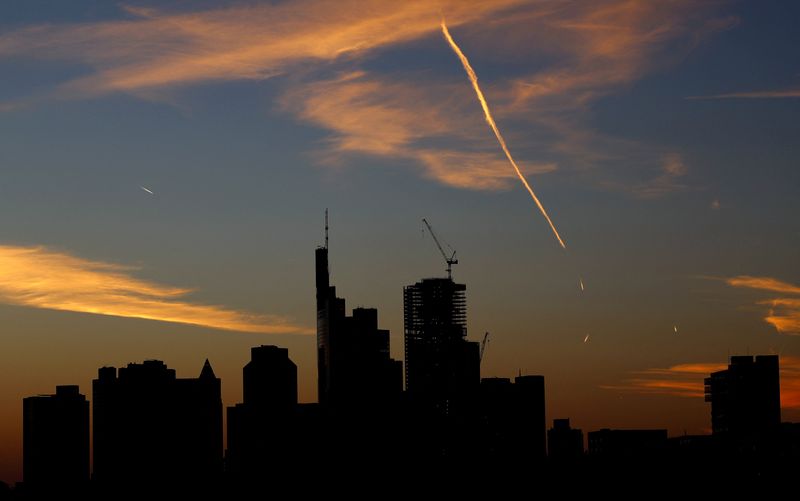 &copy; Reuters. Il sole tramonta dietro lo skyline in una calda serata autunnale a Francoforte, Germania, 1 ottobre 2023.  REUTERS/Kai Pfaffenbach/Foto d'archivio