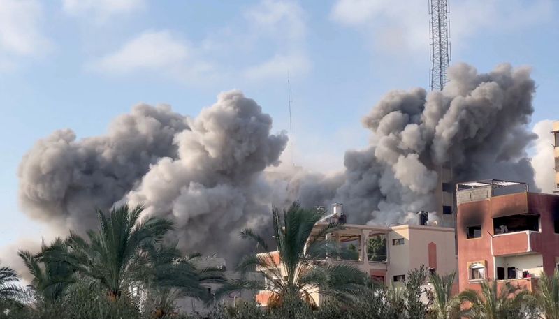 © Reuters. Smoke rises following an Israeli strike on a residential building, amid the ongoing conflict between Israel and Hamas, in Nuseirat in the central Gaza Strip, in this still picture taken from a video, July 24, 2024. Reuters TV via REUTERS