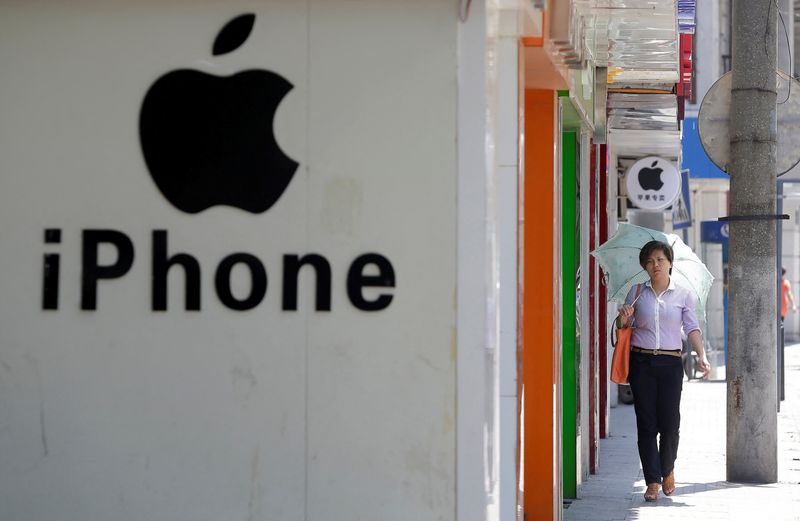 &copy; Reuters. FILE PHOTO: A woman walks past a logo of Apple Inc in Wuhan, Hubei province July 24, 2013. REUTERS/Darley Shen/File Photo