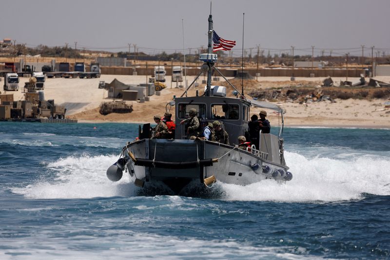 © Reuters. FILE PHOTO: An American boat carrying American soldiers and journalist sails near the Trident Pier, a temporary pier to deliver aid, off the Gaza Strip, amid the ongoing conflict between Israel and Hamas, near the Gaza coast, June 25, 2024. REUTERS/Amir Cohen/File Photo