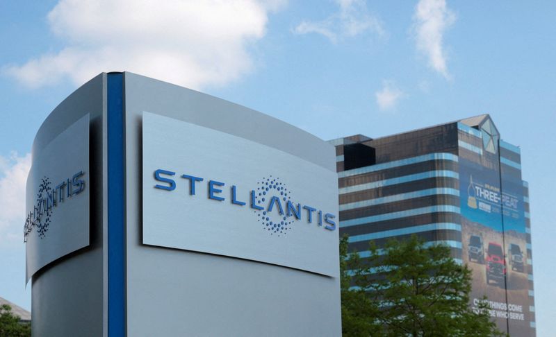 &copy; Reuters. Un'insegna di Stellantis è visibile all'esterno della sede centrale di Auburn Hills, Michigan, Stati Uniti, 10 giugno 2021. REUTERS/Rebecca Cook/File Photo/
