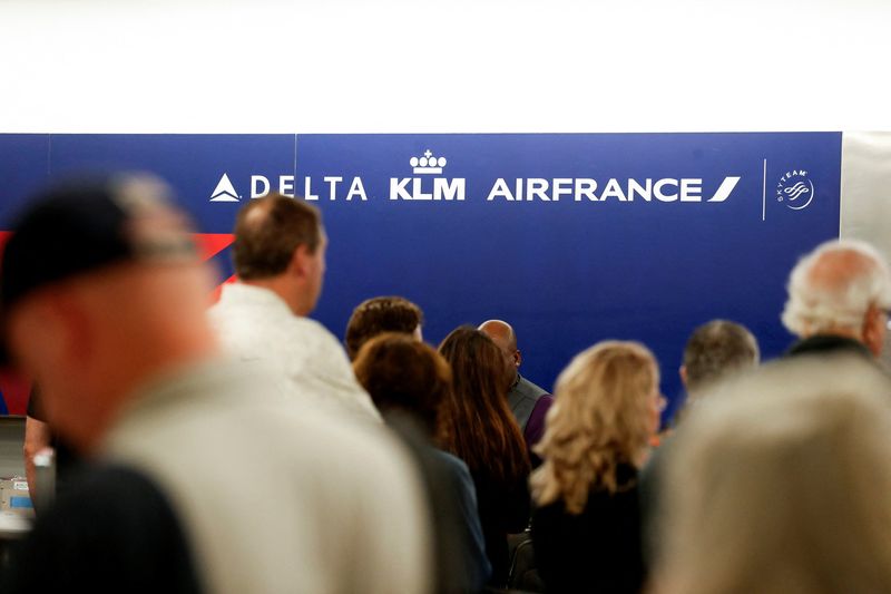 &copy; Reuters. FILE PHOTO: Airline passengers wait in line at the Delta, KLM, Air France ticketing counters after flights were grounded worldwide due to a tech outage caused by an update to CrowdStrike's "Falcon Sensor" software which crashed Microsoft Windows systems, 