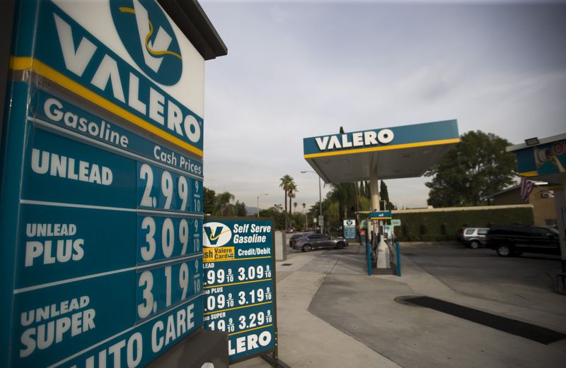 &copy; Reuters. FILE PHOTO: The prices at a Valero Energy Corp gas station are pictured in Pasadena, California October 27, 2015.  REUTERS/Mario Anzuoni/File Photo