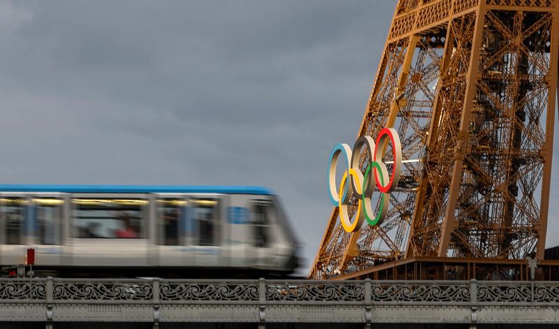 &copy; Reuters. Anéis olímpicos na Torre Eiffel em Parisn 23/7/2024   REUTERS/Gonzalo Fuentes