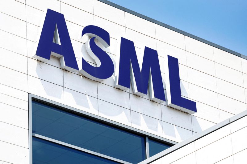 &copy; Reuters. FILE PHOTO: ASML logo is seen at a building near the headquarters in Veldhoven, Netherlands June 16, 2023. REUTERS/Piroschka van de Wouw/File Photo