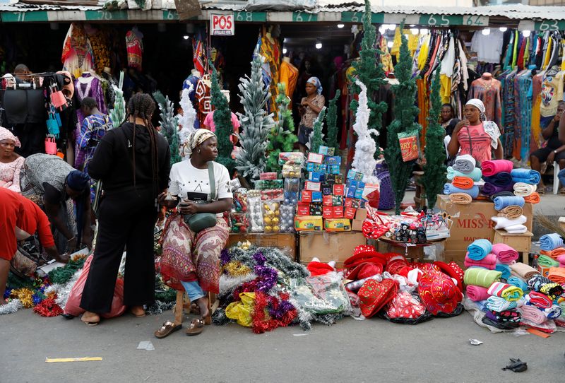 &copy; Reuters. FILE PHOTO: People shop for Christmas decorations in a market in Lagos, Nigeria December 18, 2021. Picture taken December 18, 2021. REUTERS/Temilade Adelaja/File Photo