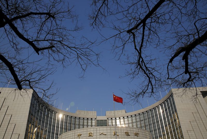 © Reuters. FILE PHOTO: A Chinese national flag flies at the headquarters of the People's Bank of China, the country's central bank, in Beijing, China, January 19, 2016.  REUTERS/Kim Kyung-Hoon/File Photo