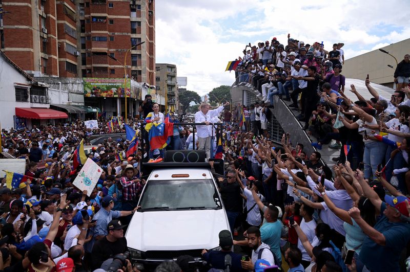 &copy; Reuters. Candidato presidencial de oposição Edmundo González ao lado da líder opositora María Corina Machado durante ato de campanha em Valência, na Venezuelan13/07/2024nREUTERS/Gaby Oraa
